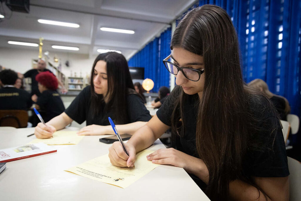 ‘Ver e Aprender’ leva óculos gratuitos a estudantes da rede estadual de SP