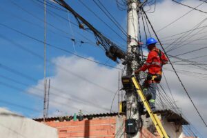 Arujá inicia operação de remoção de fiação irregular