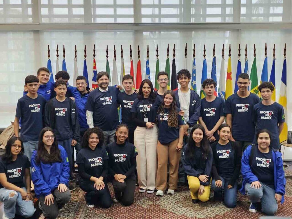 Jovens de Arujá vivem experiência internacional com programa de SP