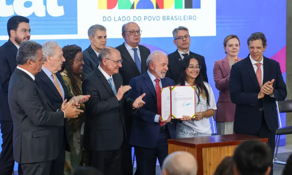 Lula sanciona lei contra adultização de crianças