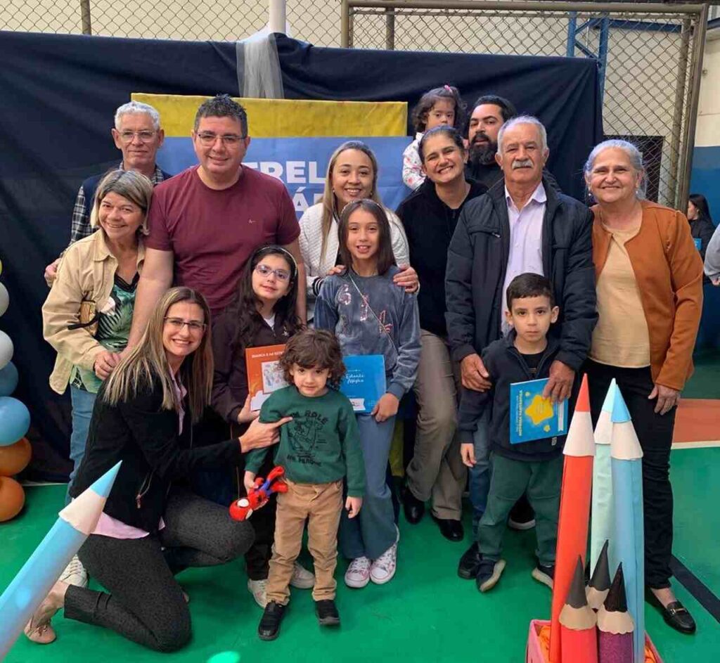 Mariah Alves e a família no lançamento do livro