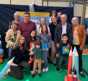 Mariah Alves e a família no lançamento do livro