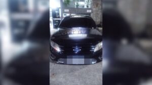 Criança é flagrada dirigindo carro em Arujá após pai embriagado entregar direção