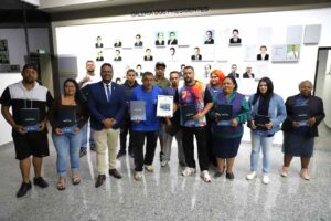 Sessão tem homenagem a coletores de lixo e instrutor de capoeira