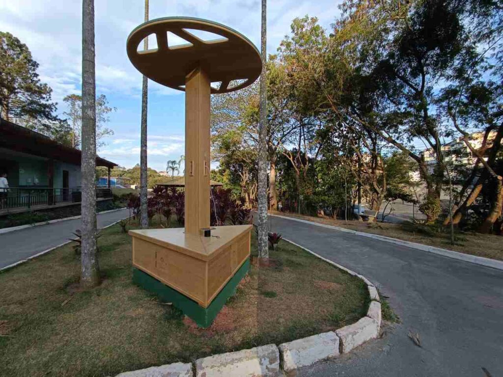 Arujá instala totem de bambu com energia solar no Parque dos Ipês