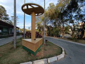 Arujá instala totem de bambu com energia solar no Parque dos Ipês
