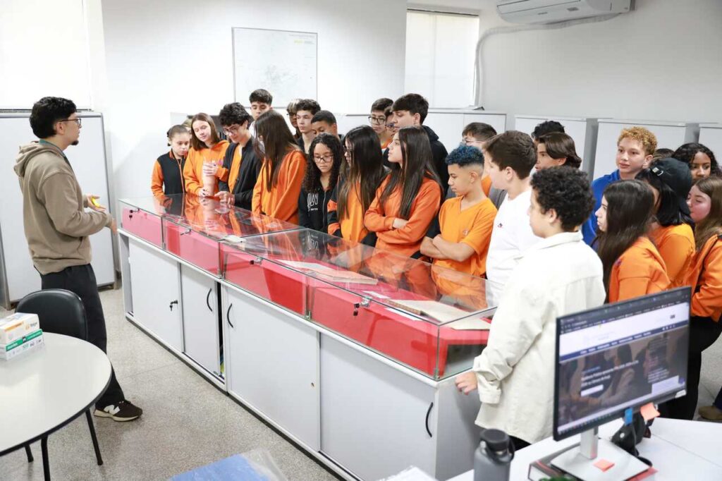Alunos do Colégio Ideal visitam a Câmara de Arujá