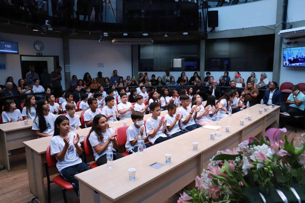 Câmara de Arujá realiza cerimônia de posse e diplomação da 2ª edição do programa “Vereador Mirim por Um Dia”
