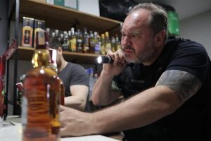 Governo de SP intensifica fiscalizações contra falsificação de bebidas