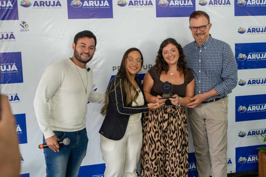 Renan, Professora Cris, Larissa Oliveira e Luis Camargo