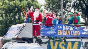Papai Noel entrega presentes x Natal Encantado