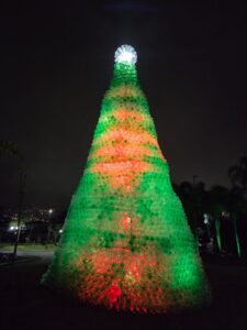 árvore de Natal de garrafas pet