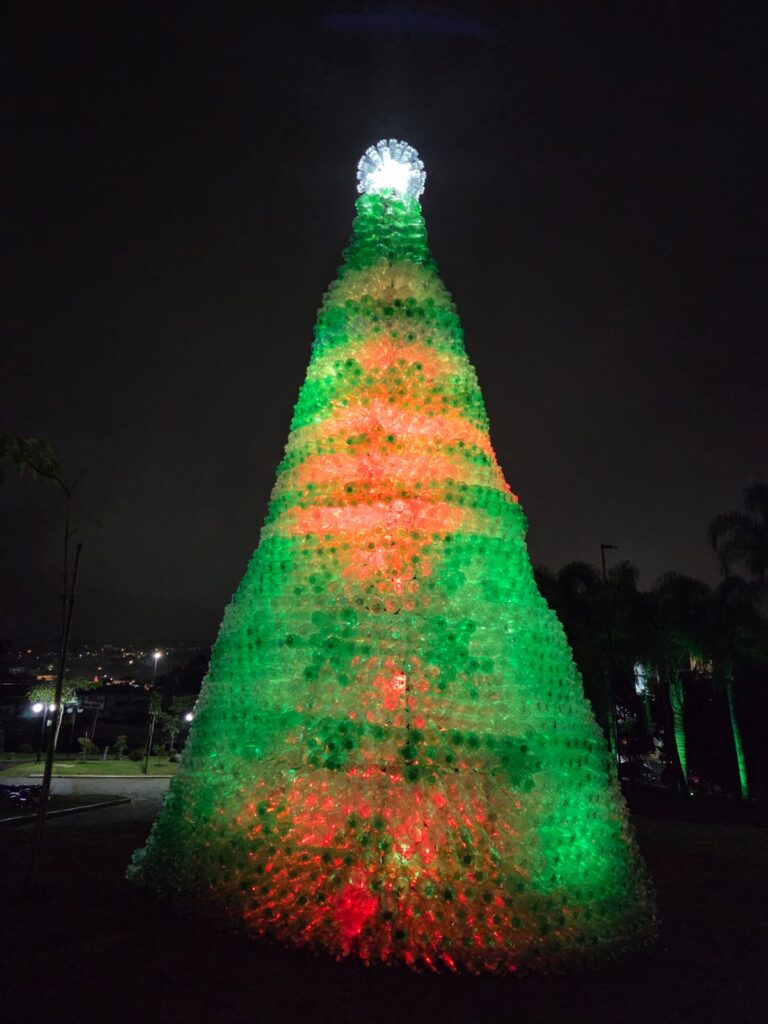 árvore de Natal de garrafas pet