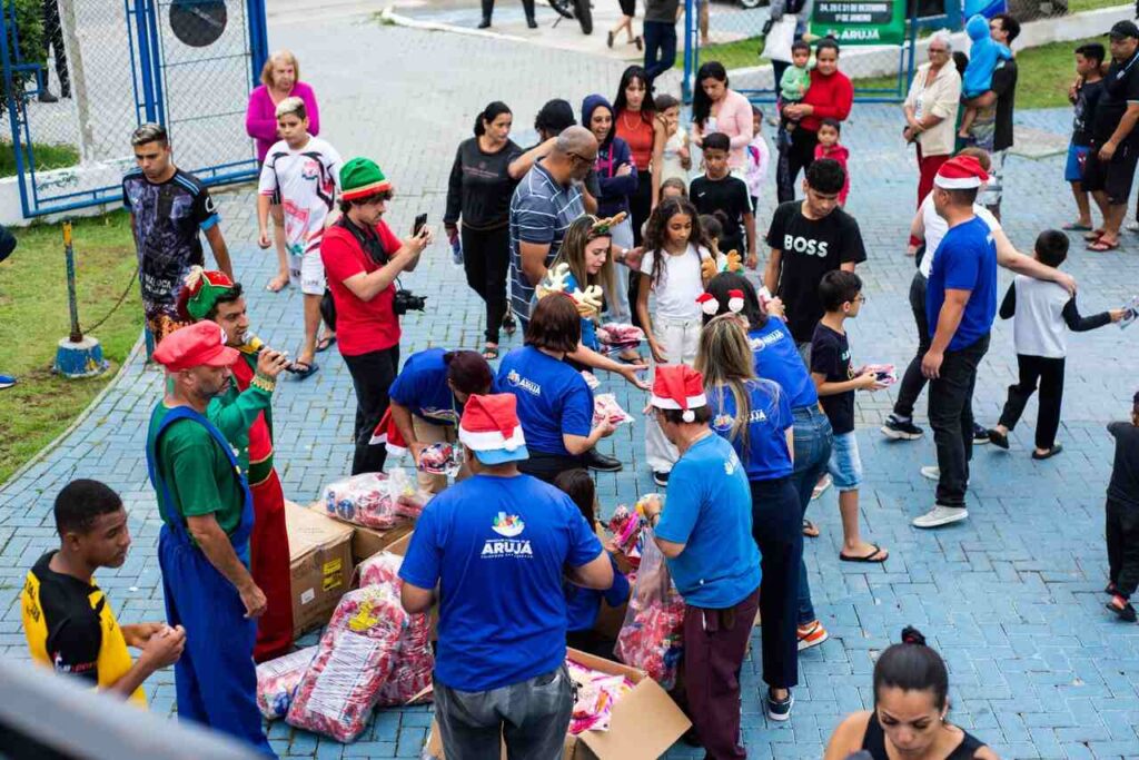 entrega presentes pelo Fundo Social de Solidariedade