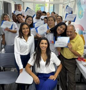 Clau Camargo e alunos do curso do Fundo Social
