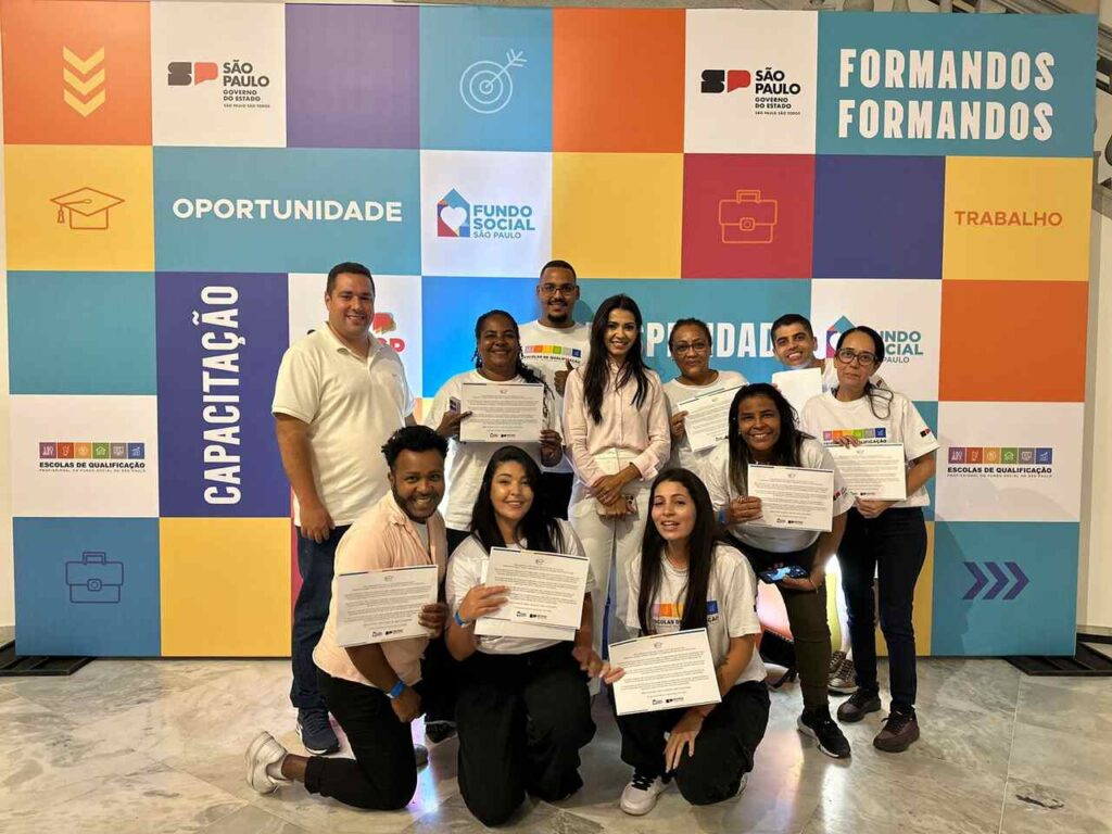 Clau Camargo com alunos de cursos do Fundo Social