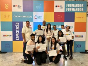 Clau Camargo com alunos de cursos do Fundo Social