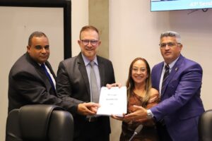 Luis Camargo e Professora Cris