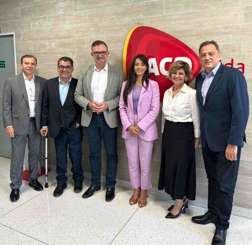 Luis Camargo e diretoria da AACD