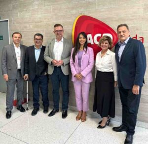 Luis Camargo e diretoria da AACD