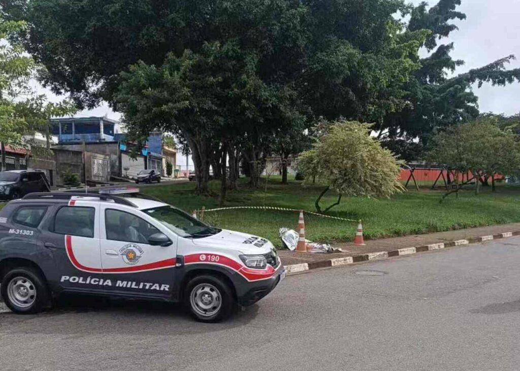 PM cobre corpo de homem morto em praça