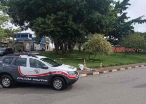 PM cobre corpo de homem morto em praça