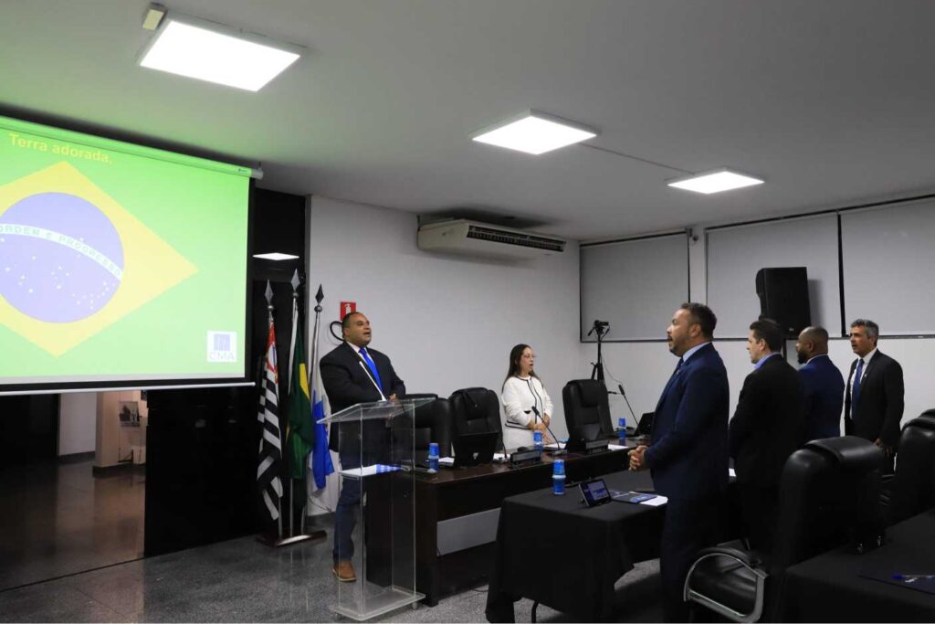 sessão da Câmara arujaense