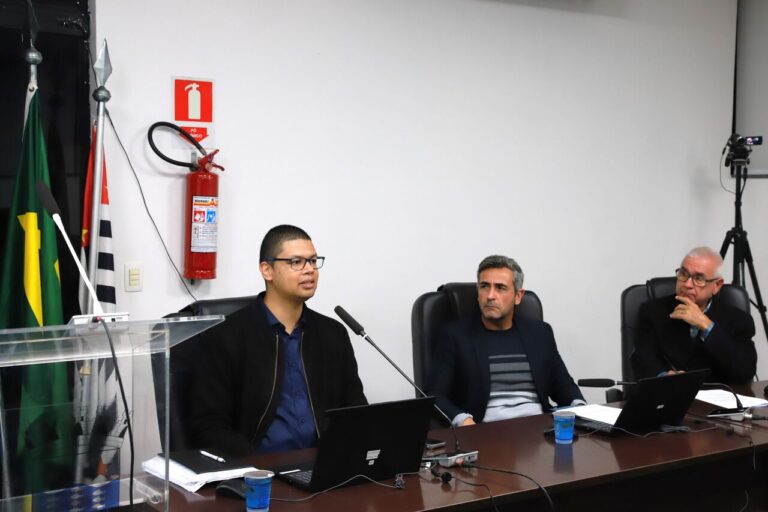 Caio Araújo, secretário de Finanças, em audiência da Câmara de Arujá