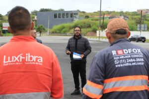 mutirão de remoção de fios soltos na Avenida Armando Colângelo