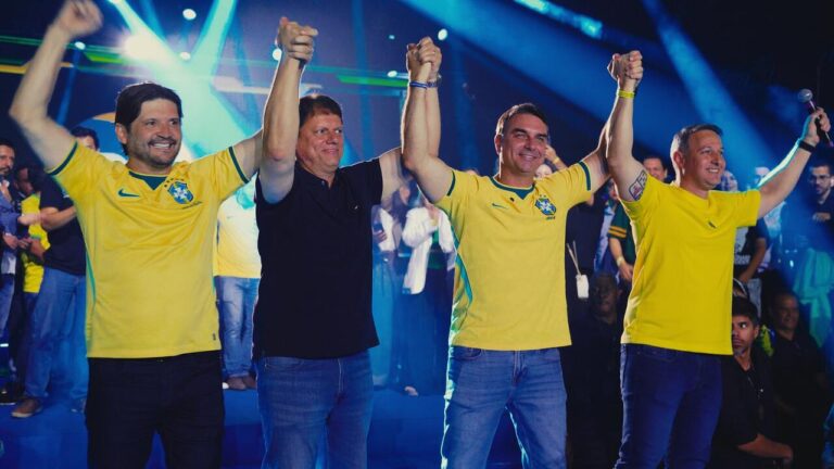 André do Prado, Tarcísio e Flávio Bolsonaro