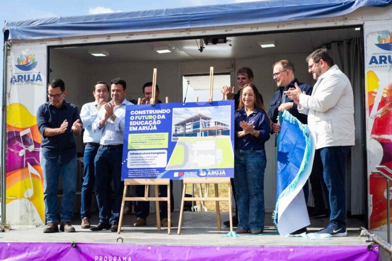 lançamento da pedra fundamental da nova escola no Jardim Emília