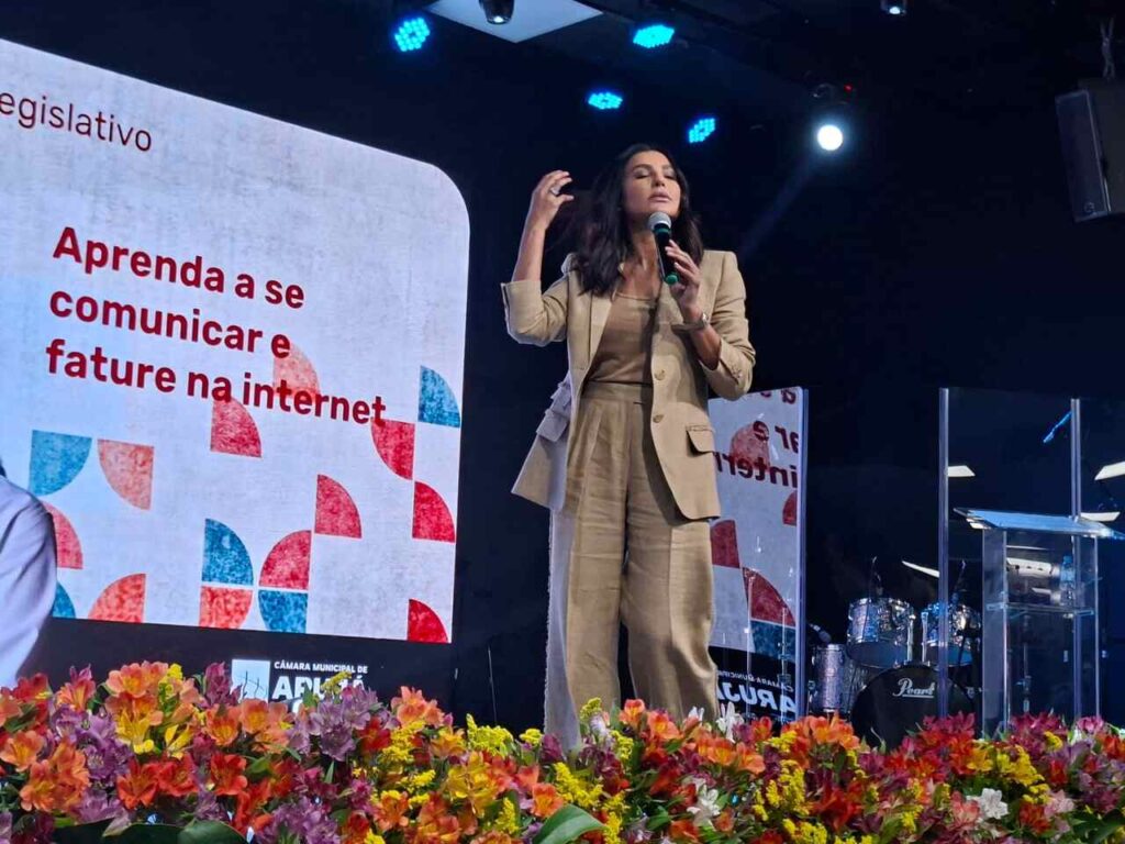 Cíntia Chagas em palestra para a Escola do Legislativo de Arujá