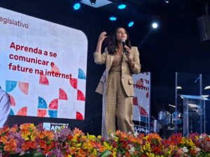Cíntia Chagas em palestra para a Escola do Legislativo de Arujá