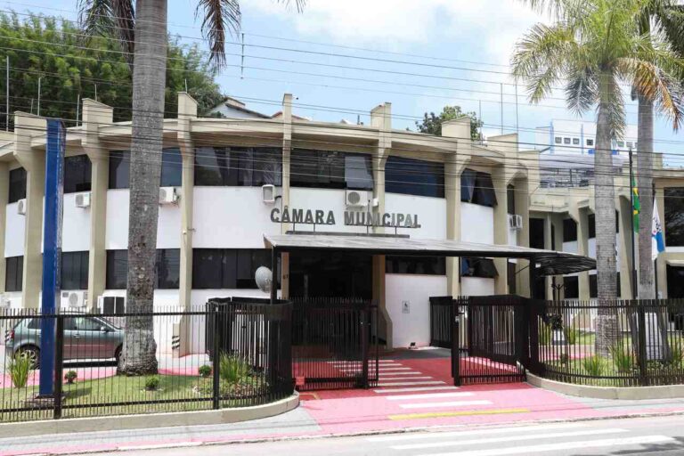fachada da Câmara Municipal de Arujá
