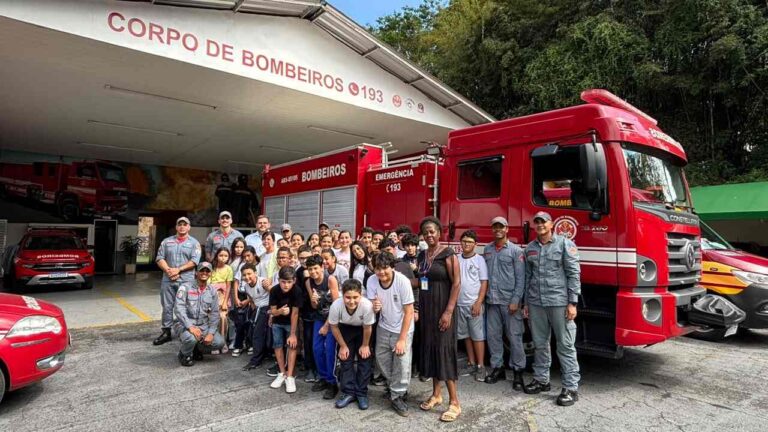 Alunos da rede municipal de Arujá visitam Corpo de Bombeiros