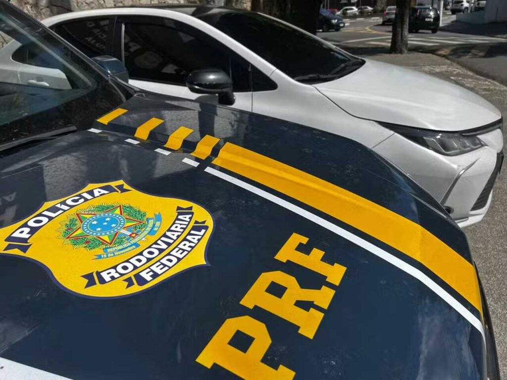 PRF recupera carro roubado