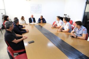 vereadores de Arujá e bombeiros